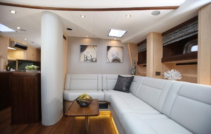 Yacht RAVEN -  Lower Salon Seating